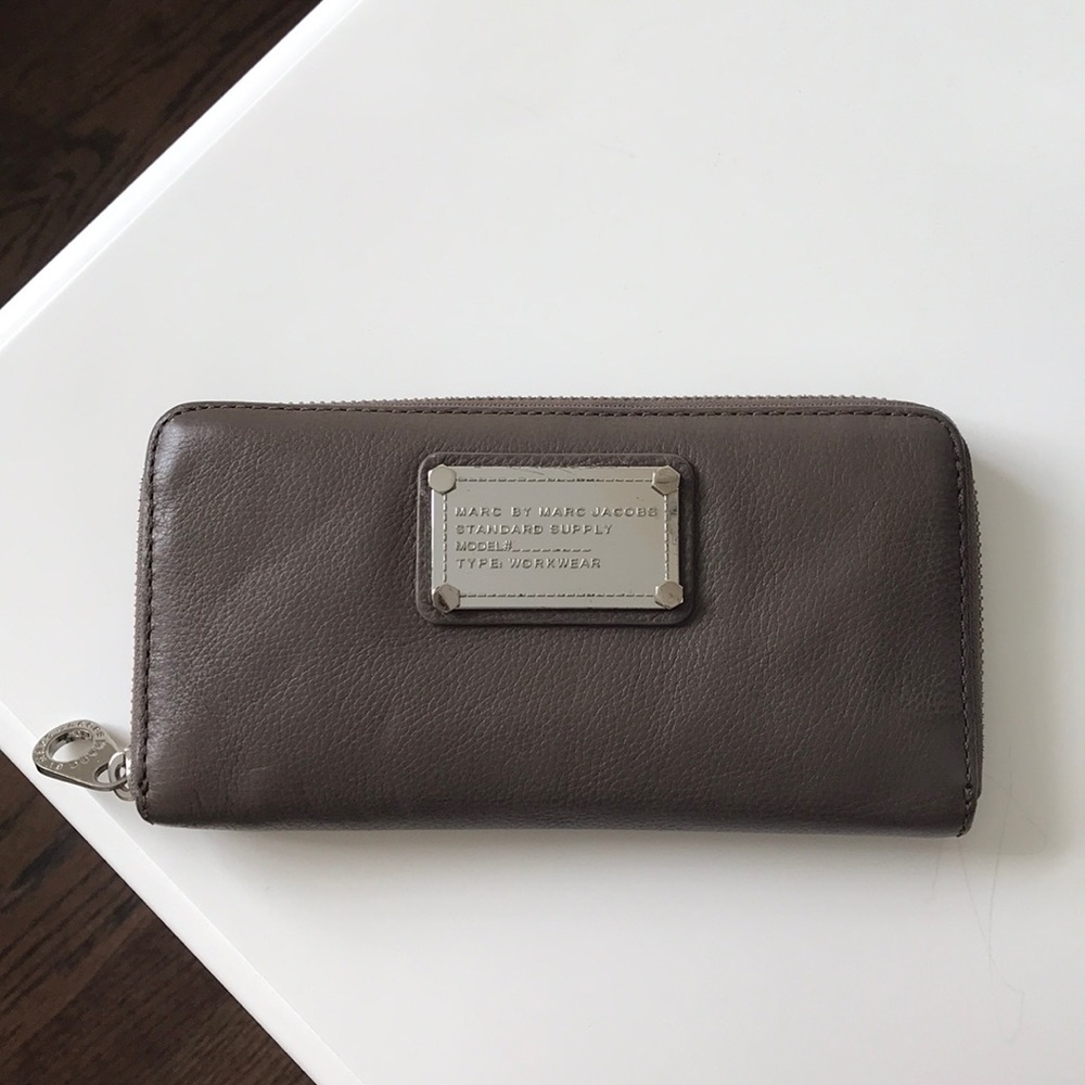 MARC JACOBS LEATHER WALLET IN GRAY